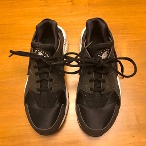 Air Huarache by Nike Black Sneaker Size 8